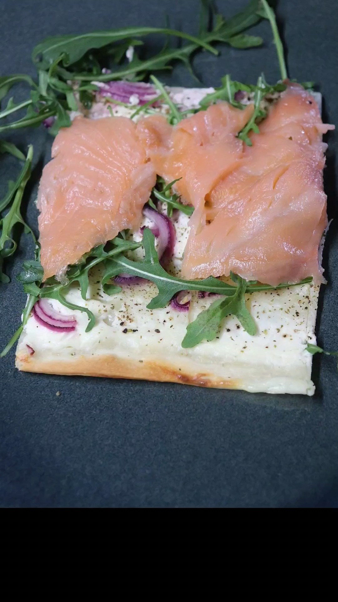 Flammkuchen mit Räucherlachs und Rucola #salmon #einfacherezepte # ...