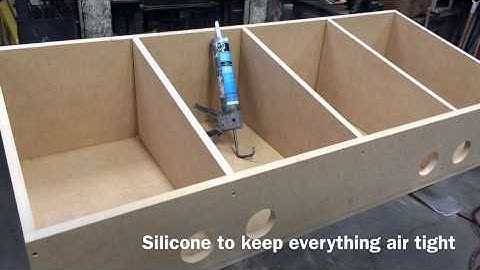 4-12" L7s in a sealed wedge box. Fits in a 2DR/70