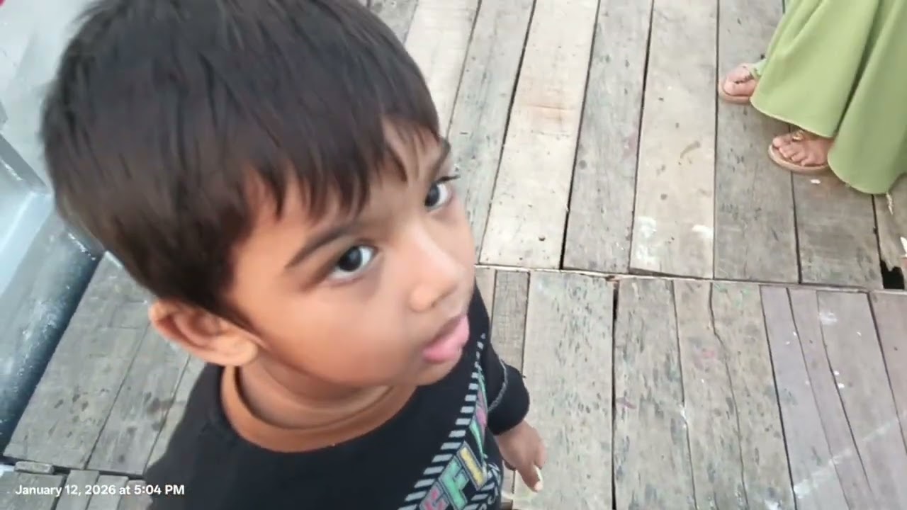 শীতলক্ষ্যা নদী নারায়ণগঞ্জ সিদ্ধিরগঞ্জ সাধু ঘাট, বিকালবেলার আড্ডা। 