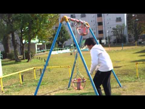 友達がブランコで遊んでみたw