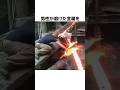 【危険】溶けた金属を素手で触る男性 #shorts