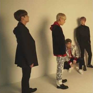 Taehyung sneeze ππjin is laughing so hard π at back ..btw rm wht you doing?why so serious Namjoon?