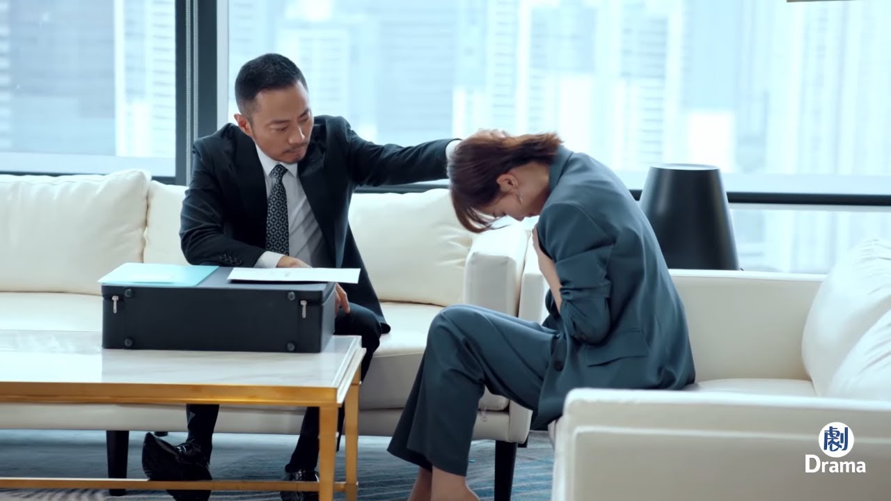 總裁把員工叫進房間，二話不說把房產證和股權全給她，這張照片終於讓兩人相認了！