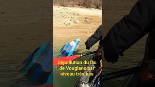 Dépollution du lac de Vouglans en kayak par niveau très bas.