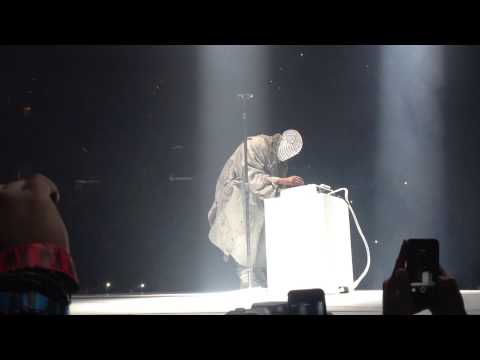 kanye-west-fucking-around-and-playing-runaway-on-the-mpc