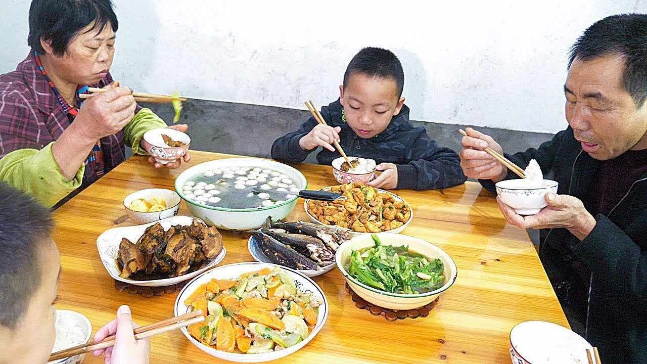 媳婦到街上打包了啥，剛好可以招待舅媽，看起來很有食欲 | Eat something different. Go to a fast food restaurant for fish and meat