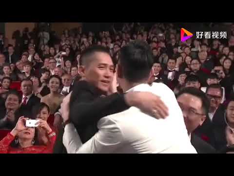 当年张家辉力压梁朝伟夺得影帝，激动得与十多个人相互拥抱！