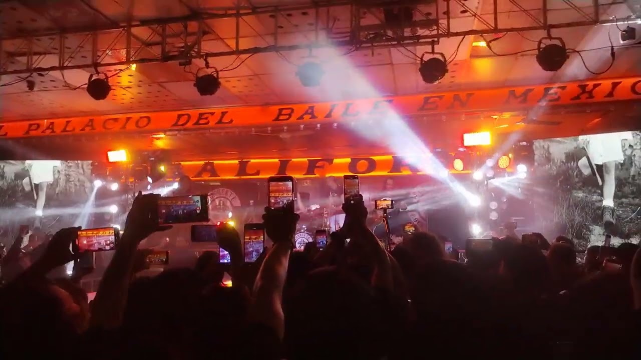 POR MAS QUE QUIERO OLVIDARTE NO LO CONSIGO Connekte en el California Dancing Club CDMX 