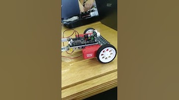 Robô com sensor ultrassônico  .