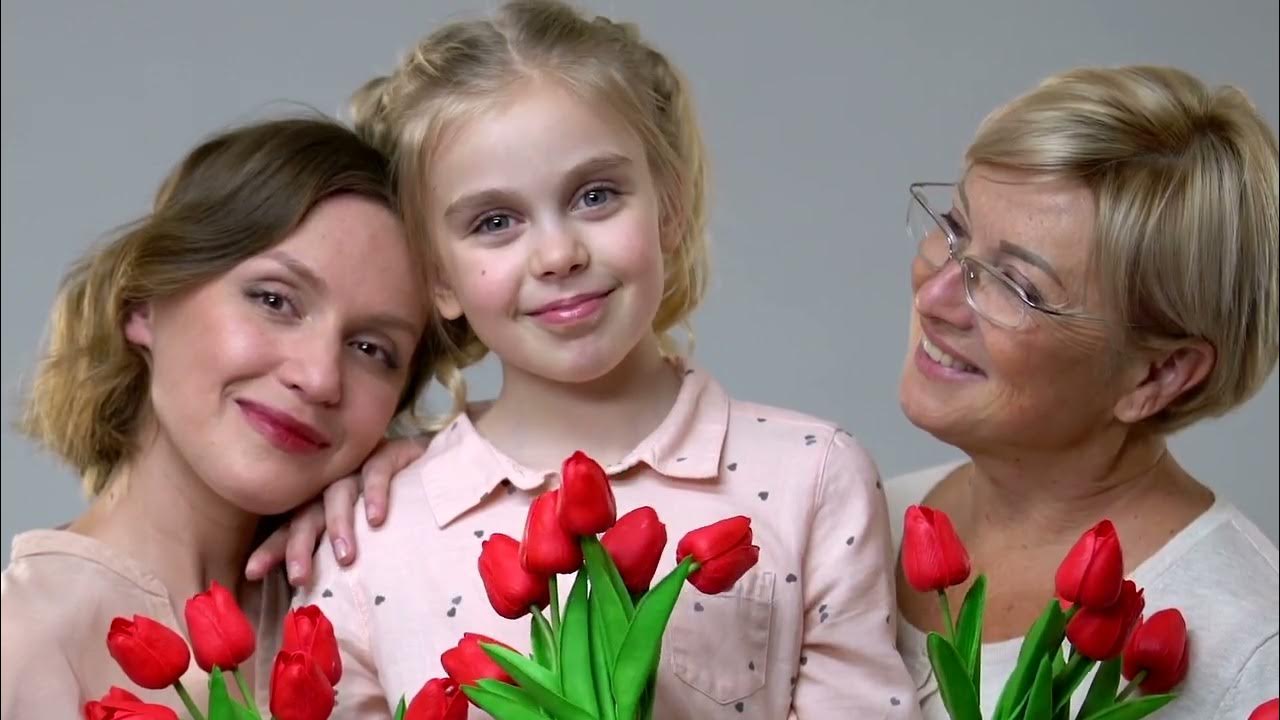 Мама через ютуб. Как мама ютуб. Социальный ролик про маму. Ютуб мама. Мама через ютуб.