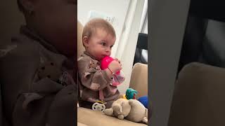 Prieteni + oameni random au rămas cu gura căscată 😂 „Cum adică mănâncă singură??” “Ce e aia???”