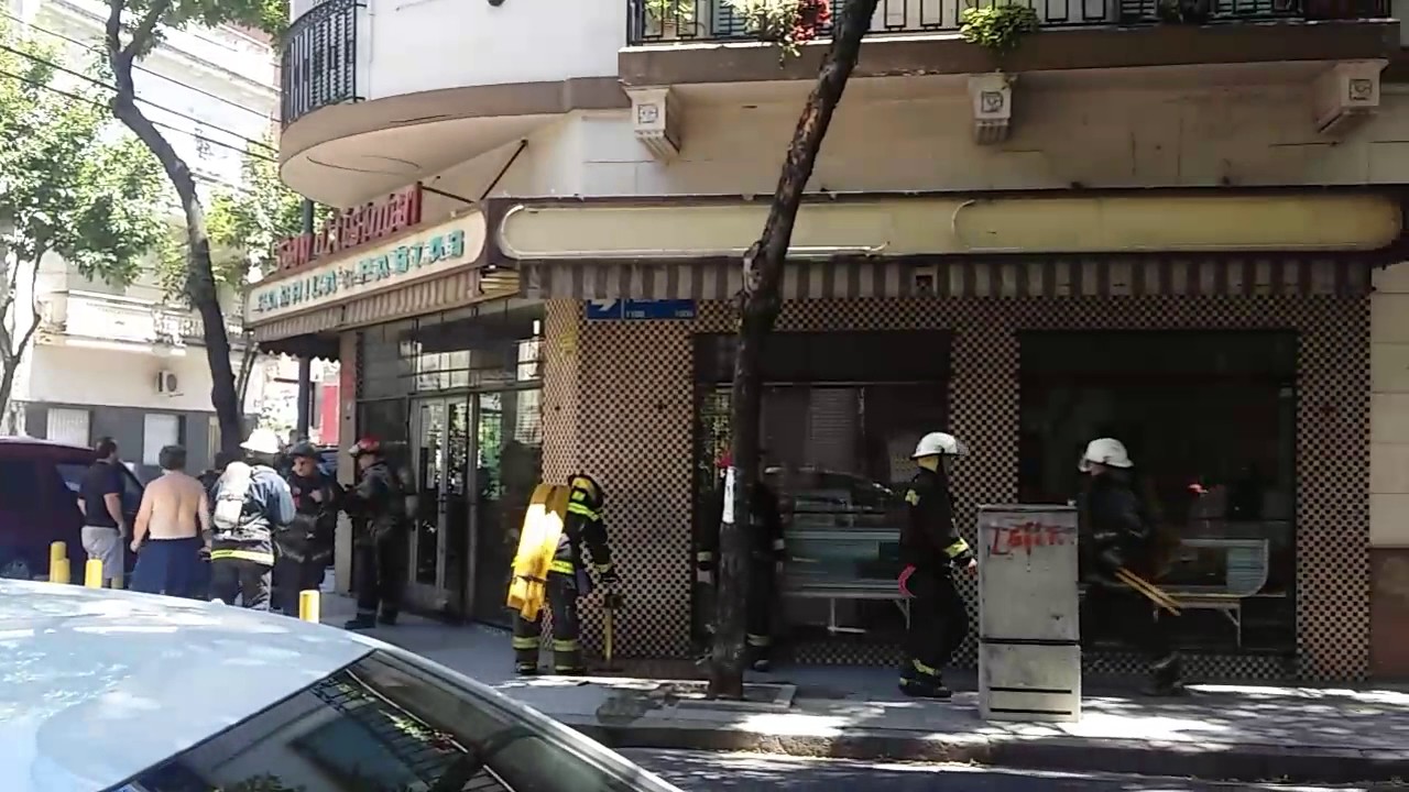 Canal JDB. 19-2-17 Bomberos de la Policia Federal interviniendo en un incendio de comercio. tampa