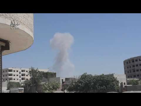 خطوة إحدى الغارات الجوية التي استهدفت مدينة عربين بغوطة دمشق الشرقية