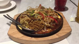 Crispy Noodles with Shredded Pork and Brown Sauce on a sizzling hotplate