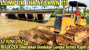 NORMALISASI KALI BEKASI BULDOZER DI KERAHKAN UNTUK MENYUSUN DAN MENGHAMPAR LUMPUR HASIL GALIAN