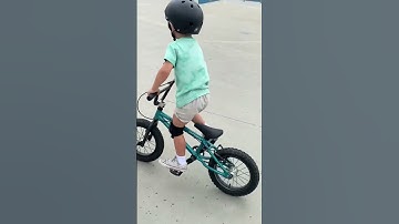3 year old drops in with BMX #bike #bmx #3yearsold #kidstoy #skatepark