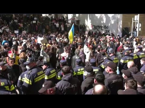 აქცია პარლამენტთან რუსული კანონის ჩავარდნის პარალელურად