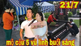 Sáng chị em đến thay nước lau mộ thấp hương cho nsut vũ linh hoa rất đẹp tuyệt vời