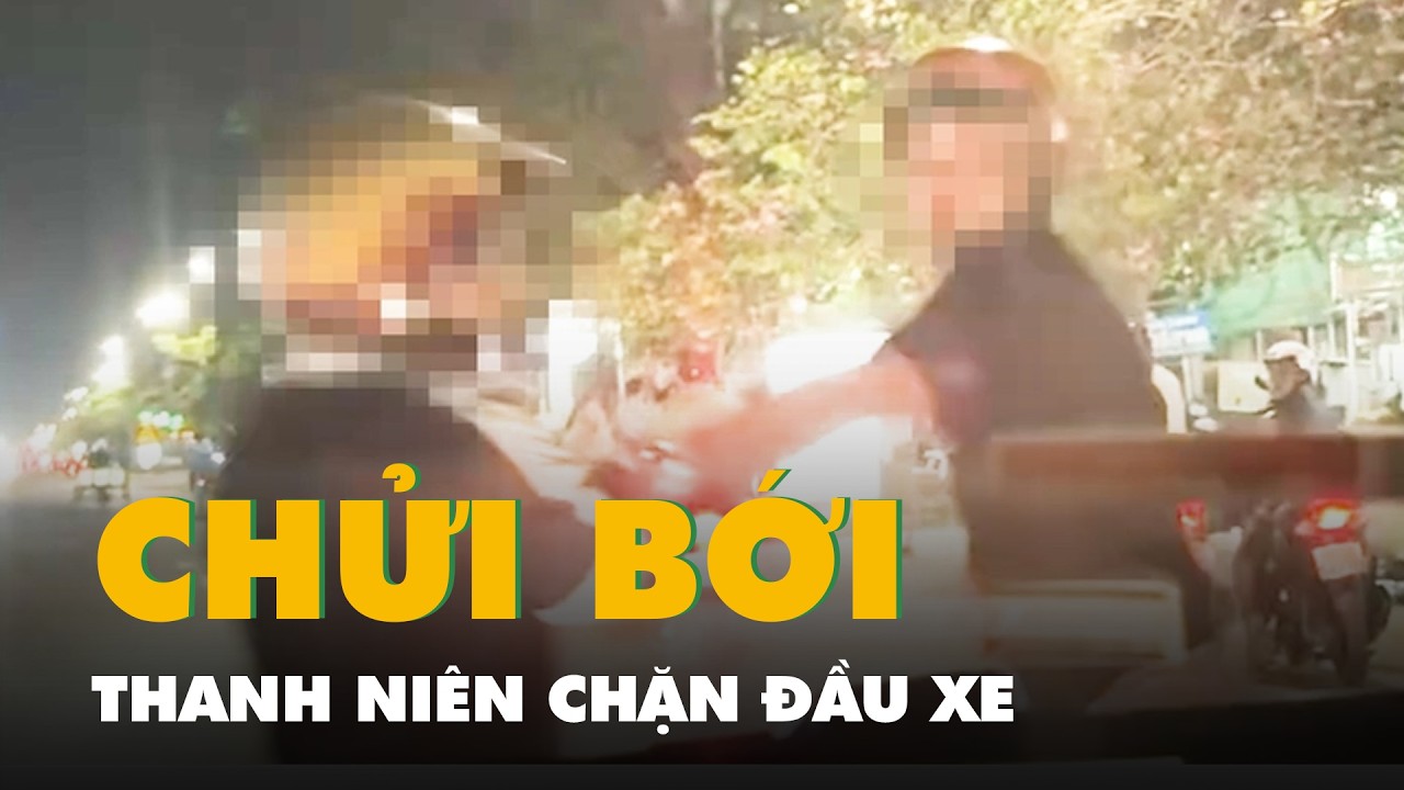 Giận tài xế taxi vì 'không xin lỗi' sau va quẹt, thanh niên đuổi theo chặn đầu xe chửi bới