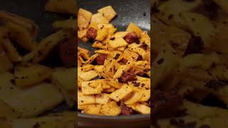 Miguitas Con Chorizo  shorts