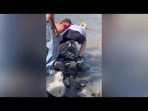 აშშ-ში მომიტინგეებმა მონათმფლობელის ბიუსტი მდინარე მისისიპიში გადააგდეს