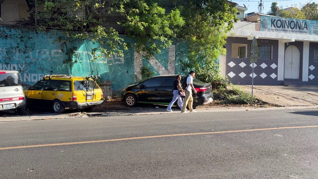 Denuncias por vehículos parqueados en zonas peatonales en San Marcos