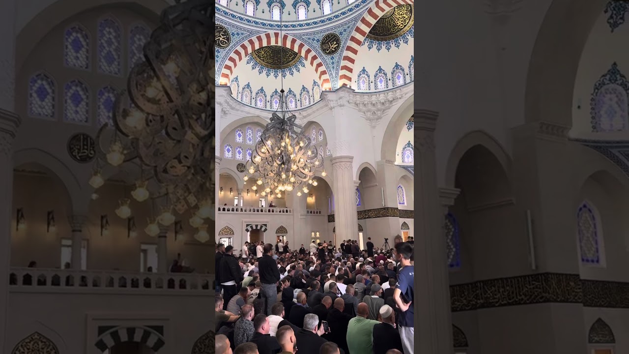 Thirret ezani i Xhumasë së parë në Xhaminë e Namazgjasë, Tiranë