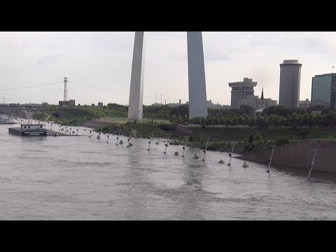 Mississippi River near-record crest in downtown St. Louis: June 7, 2019 - YouTube