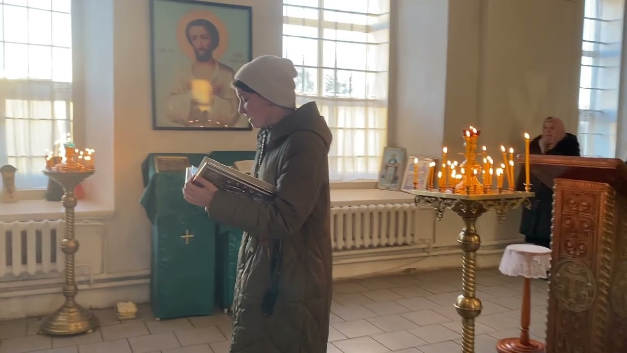 Праздник Введения. Божественная Литургия в сельском храме.