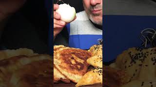 Кушаю свежий репчатый лук 🧅 | звуки еды | здоровая пища | АСМР | #короткоевидео
