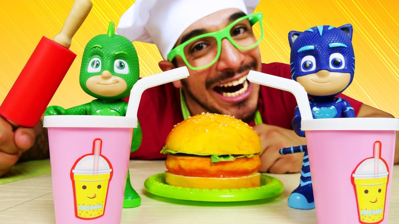 ⁣¿Quién tiene hambre? Una hamburguesa para los PJ Masks. Cocina con Play Doh. Vídeos de juguetes.