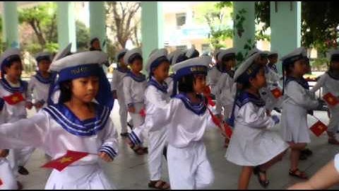 Các cháu lớp1 trường tiểu học núi thành đà nằng đang  hát về đảo xa