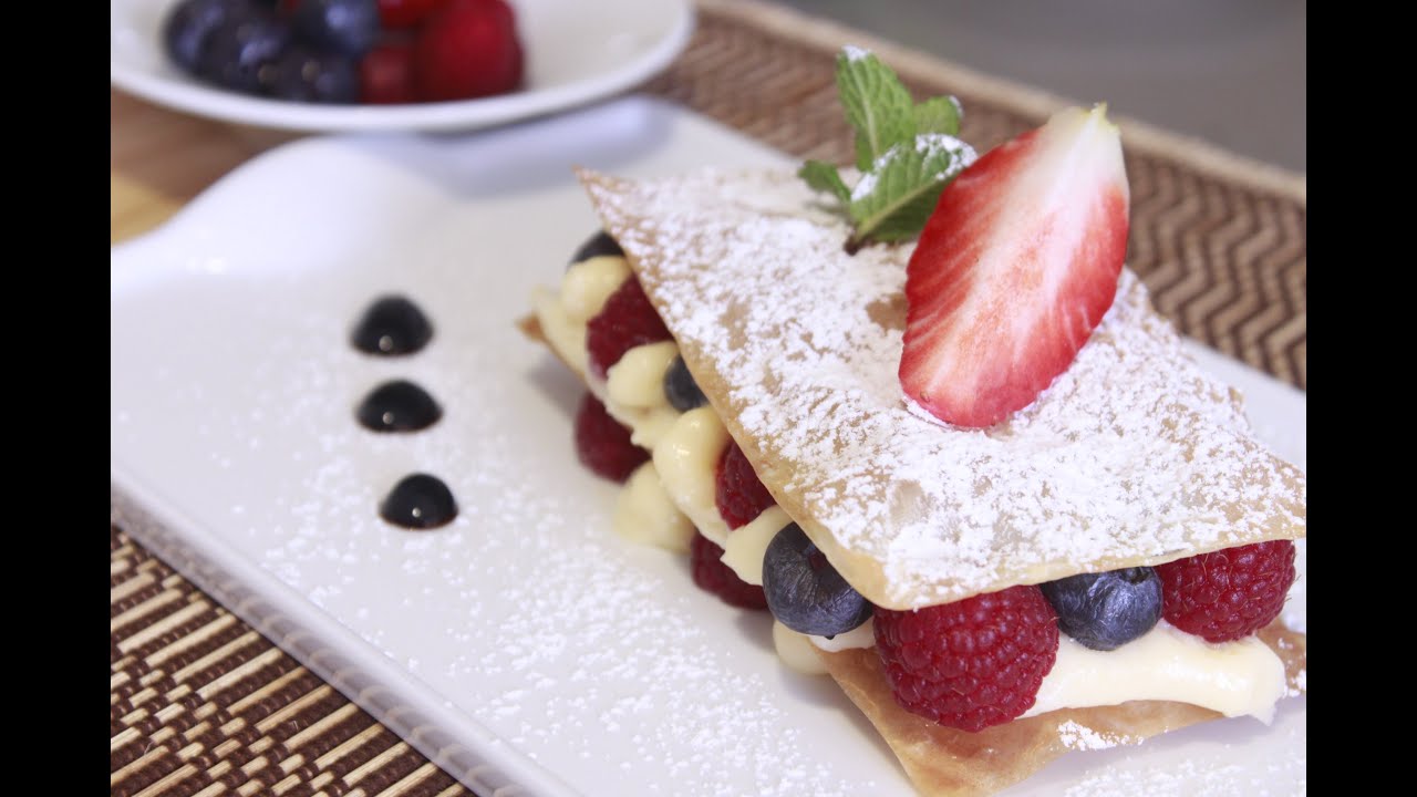 Postre de milhojas con crema pastelera y frutos rojos