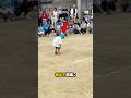病気の少年がレースに参加