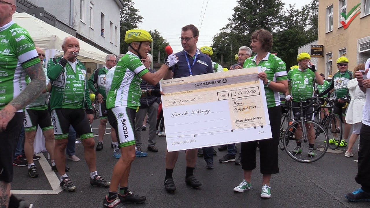 36-й тур Надежды на остановке в Хаген-Хаспе - благотворительный велотур с участием почти