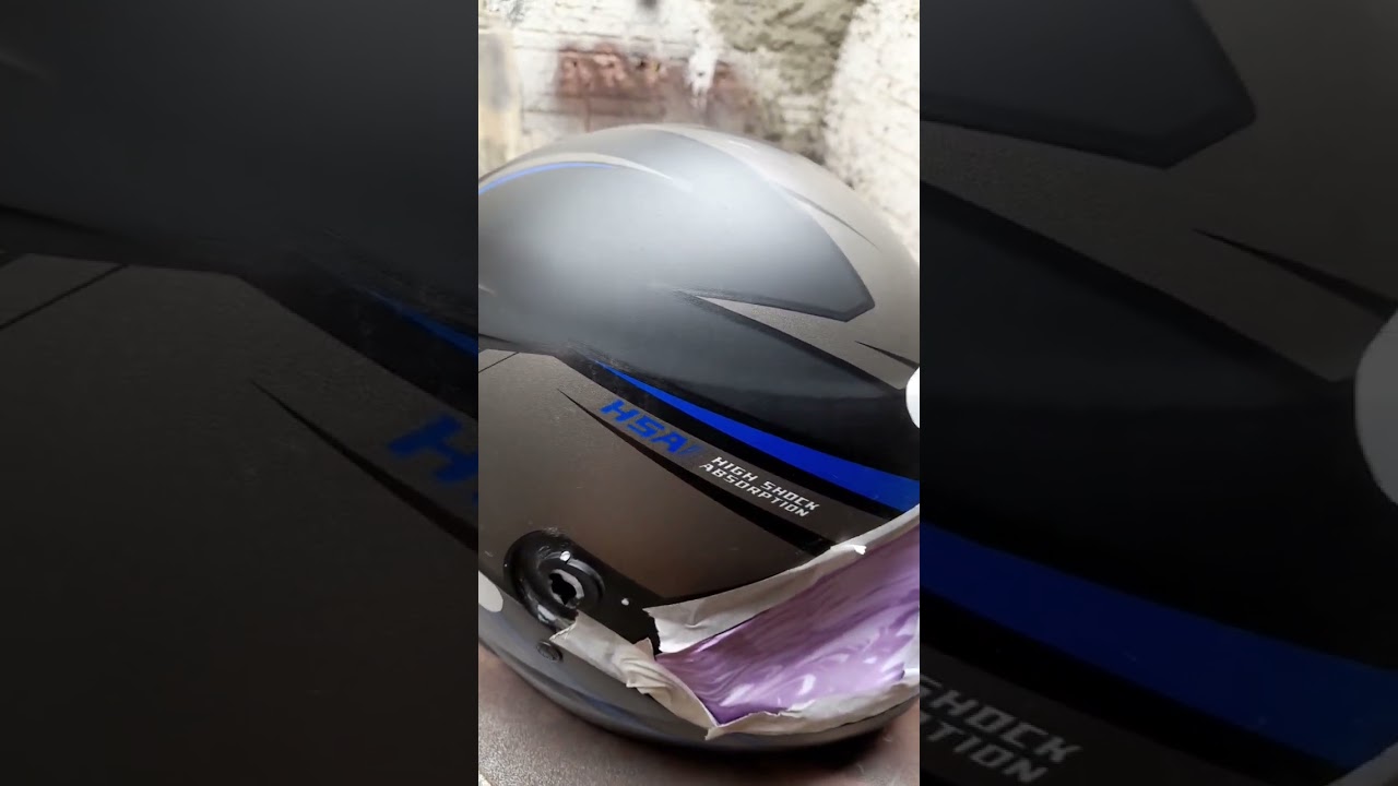 aplicando verniz no capacete fosco