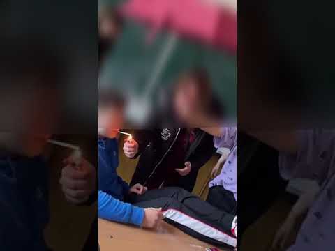 Dezmăț într-o școală din Ploiești. Elevi care fumează și fac mici în sala de clasa