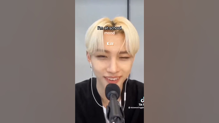 [Stray Kids] Felix reacts to stay attending his tik tok live from school #shorts #kpop #skz #felix