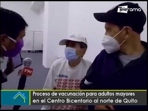 Proceso de vacunación para adultos mayores en el Centro Bicentenario al norte de Quito