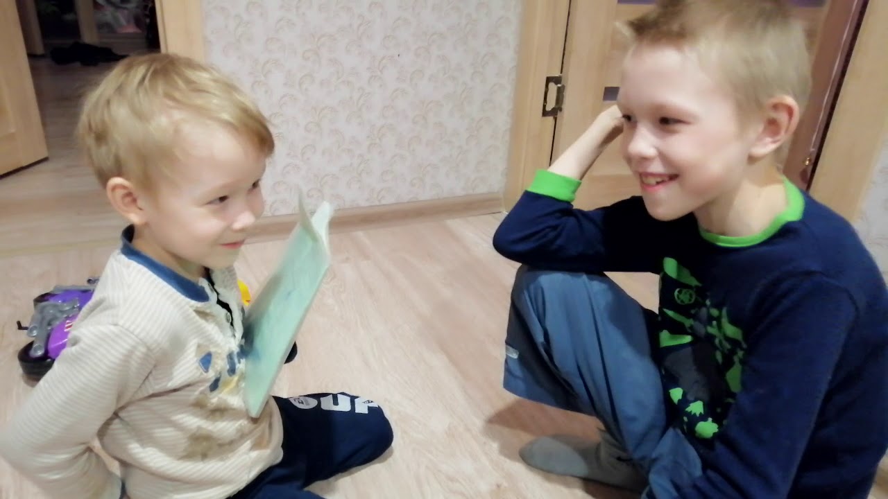 Младший брат учит старшего. Младший брат учит старшего