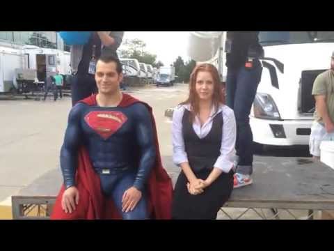 Henry Cavill faz desafio do balde de gelo com traje do Homem de Aço nos Sets de Filmagens.