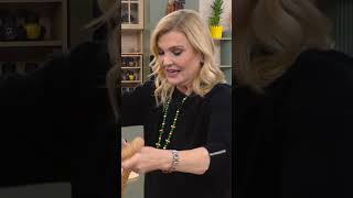 Derya Baykal Podyumda Atölyede Dikilen Çantayı Sergiledi