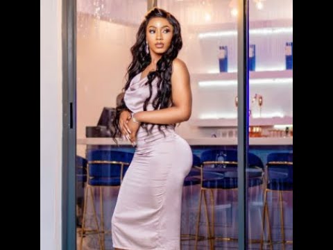 Mercy Eke gets an award at the AMVCA 👗