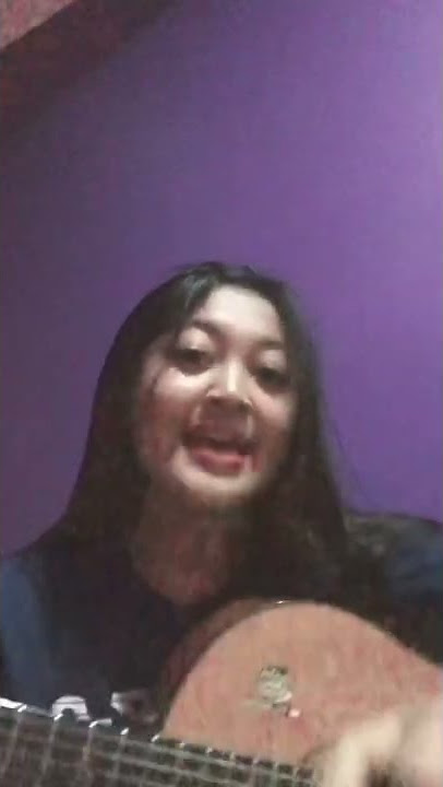 #Shorts #ViralTikTok #Fyp Cewek Cantik gitar & nyanyiin lagu bikin jiwa Jomblomu .... ?