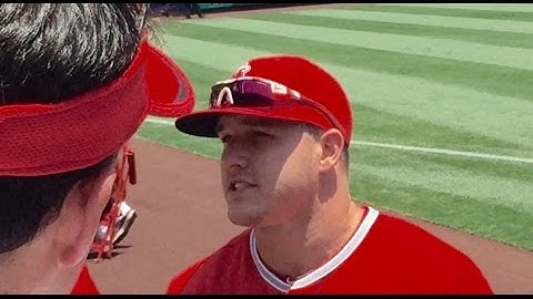 Mike Trout Signing Autographs – iFolloSports.com