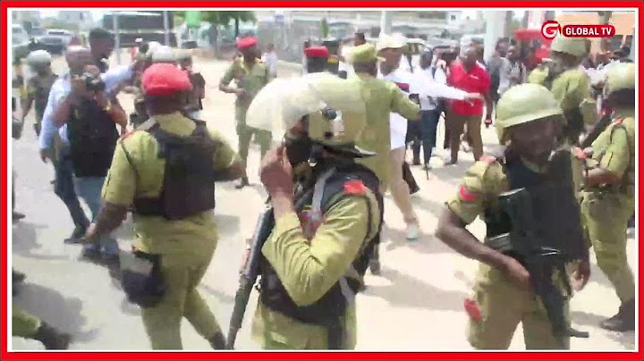 VIDEO: MBOWE ALIVYOKAMATWA AKIJIANDAA NA MAANDAMANO - POLISI WAMCHUKUA KWENYE GARI LAO....