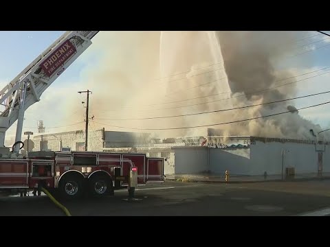 Crews battle big scrapyard fire in Phoenix - YouTube
