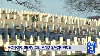 Chattanoogans unite to retire thousands of wreaths at National Cemetery