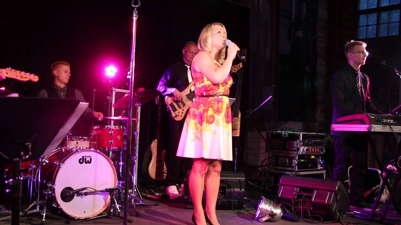 Heidi Pakarinen & Karavaani - Keinu kanssani @ Ruissalon Telakka 14.8.2015