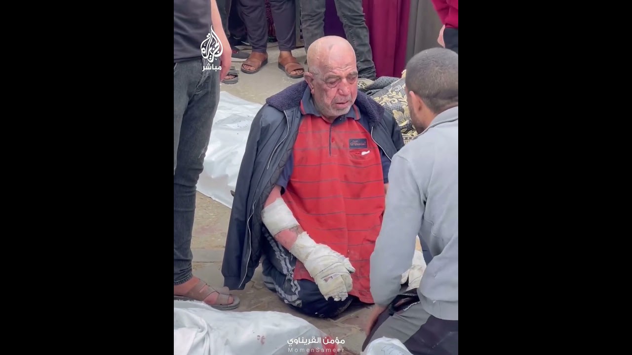 فلسطيني يتفقد بحسرة جثامين عائلته التي استشهدت في قصف إسرائيلي لمنزلهم بمنطقة الزوايدة وسط غزة